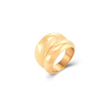 anillo dorado grueso pulido tipo sello estilo años 90 y resistente al agua. está confeccionado en cadena de acero hipoalergénico con baño de oro y es perfecto para ring stacking. Gold plated stainless steel waterproof chunky ring