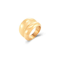 anillo dorado grueso pulido tipo sello estilo años 90 y resistente al agua. está confeccionado en cadena de acero hipoalergénico con baño de oro y es perfecto para ring stacking. Gold plated stainless steel waterproof chunky ring