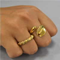 anillo dorado Ancho ajustable y resistente al agua.. está confeccionado en acero hipoalergénico con baño de oro irregular. Gold plated stainless steel waterproof adjustable ring