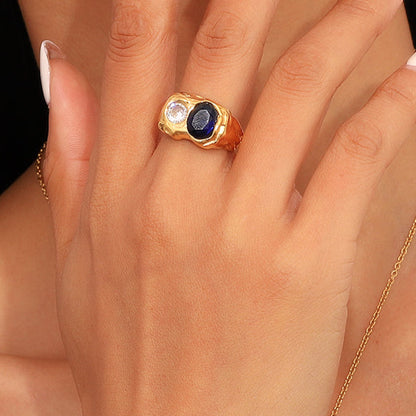 anillo dorado o plateado grueso martillado con piedra azul marino y blanca. está confeccionado en acero hipoalergénico con baño de oro resistente al agua Gold plated stainless steel waterproof chunky ring