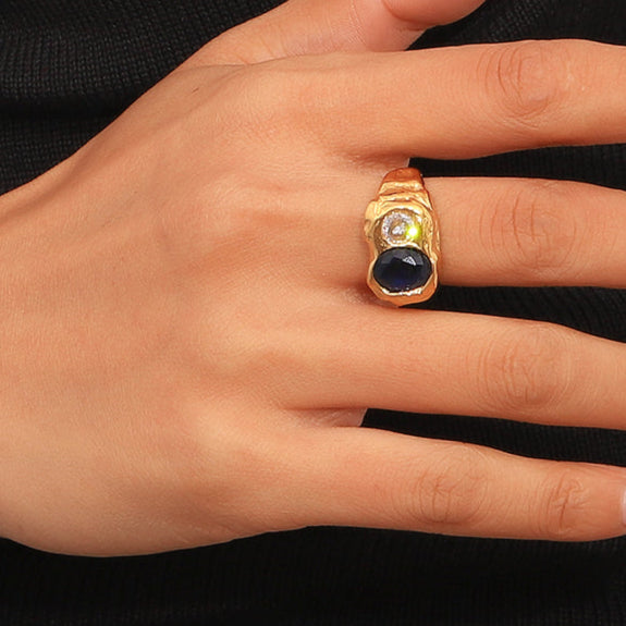 anillo dorado o plateado grueso martillado con piedra azul marino y blanca. está confeccionado en acero hipoalergénico con baño de oro resistente al agua Gold plated stainless steel waterproof chunky ring