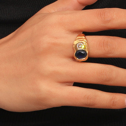 anillo dorado o plateado grueso martillado con piedra azul marino y blanca. está confeccionado en acero hipoalergénico con baño de oro resistente al agua Gold plated stainless steel waterproof chunky ring