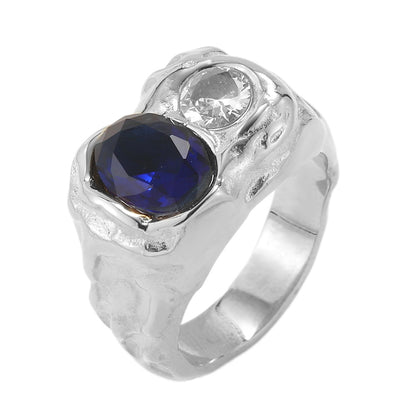 anillo dorado o plateado grueso martillado con piedra azul marino y blanca. está confeccionado en acero hipoalergénico con baño de oro resistente al agua Gold plated stainless steel waterproof chunky ring