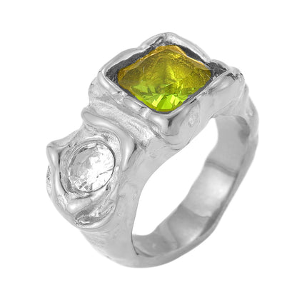anillo dorado o plateado grueso martillado con piedra verde y blanca. está confeccionado en acero hipoalergénico con baño de oro resistente al agua Gold plated stainless steel waterproof chunky ring