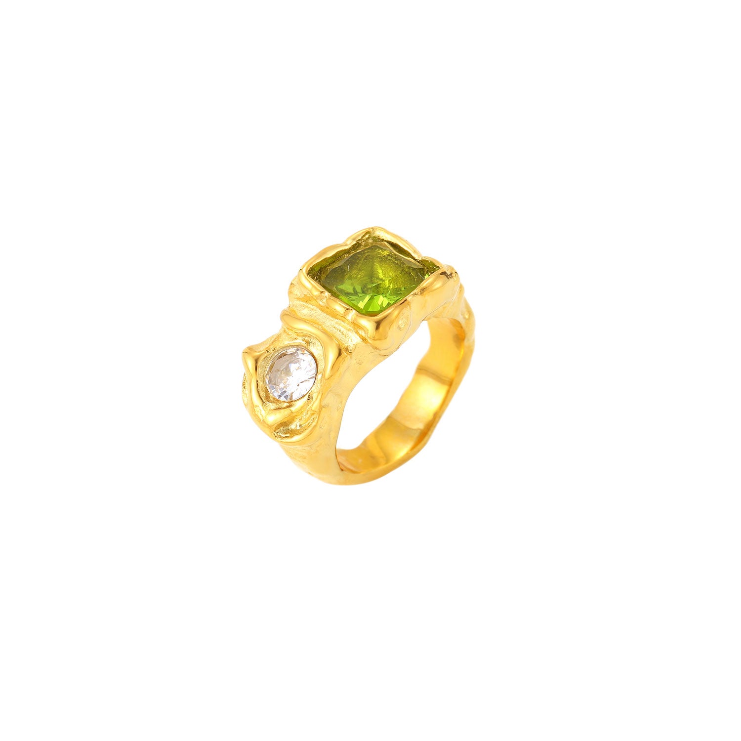 anillo dorado o plateado grueso martillado con piedra verde y blanca. está confeccionado en acero hipoalergénico con baño de oro resistente al agua Gold plated stainless steel waterproof chunky ring
