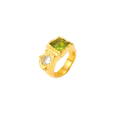 anillo dorado o plateado grueso martillado con piedra verde y blanca. está confeccionado en acero hipoalergénico con baño de oro resistente al agua Gold plated stainless steel waterproof chunky ring
