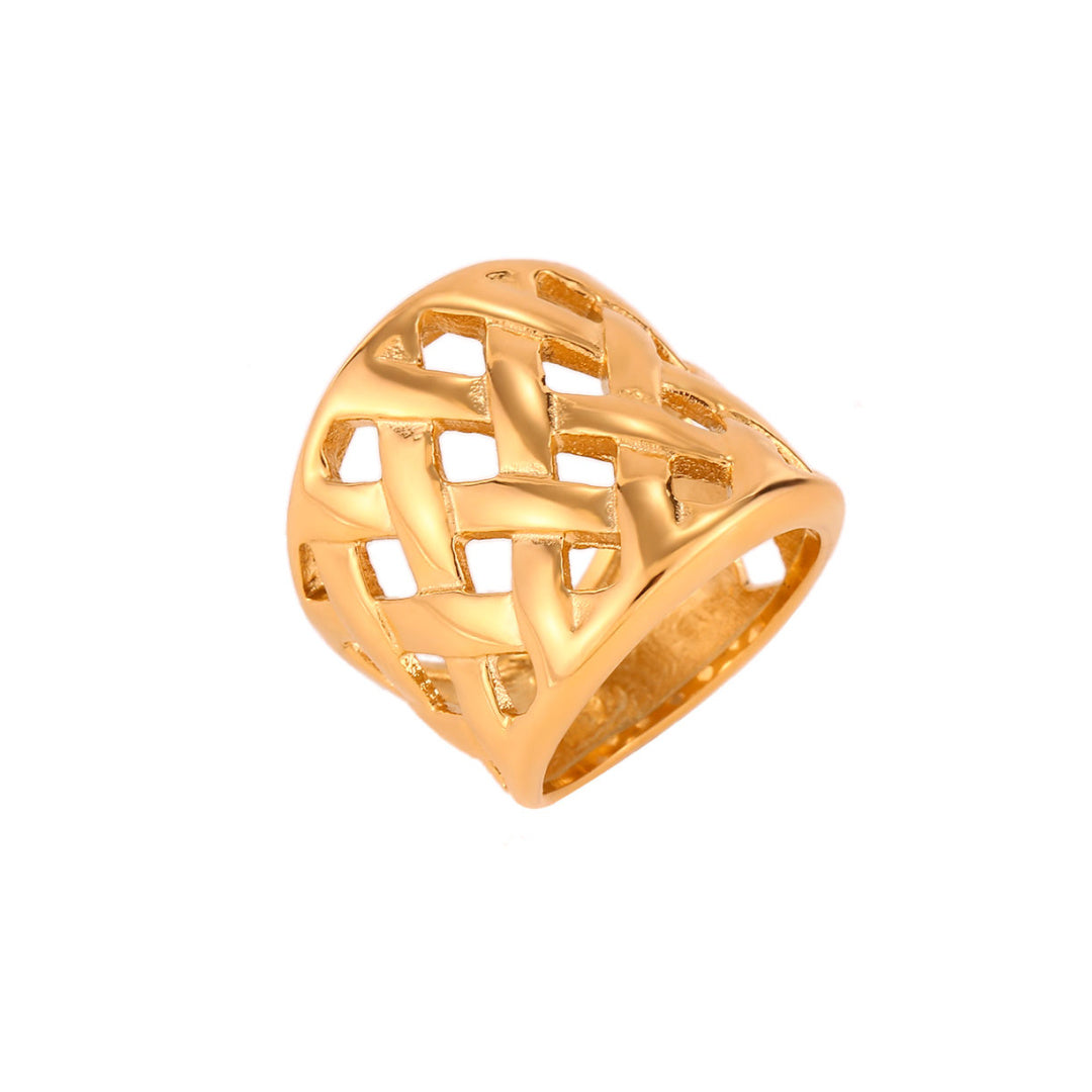 anillo dorado grueso troqueado tipo malla estilo años 90 y resistente al agua. está confeccionado en acero hipoalergénico con baño de oro y es perfecto para ring stacking. Gold plated stainless steel waterproof chunky ring