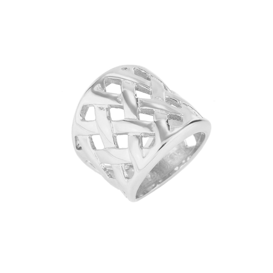 anillo dorado grueso troqueado tipo malla estilo años 90 y resistente al agua. está confeccionado en acero hipoalergénico con baño de oro y es perfecto para ring stacking. Gold plated stainless steel waterproof chunky ring