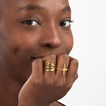 anillo ajustable para verano en forma de colmillo. Puedes elegirlo en dorado o plateado y es resistente al agua. está confeccionado en acero hipoalergénico e inoxidable. Gold plated stainless steel adjustable waterproof tusk ring. talla única ajustable. 