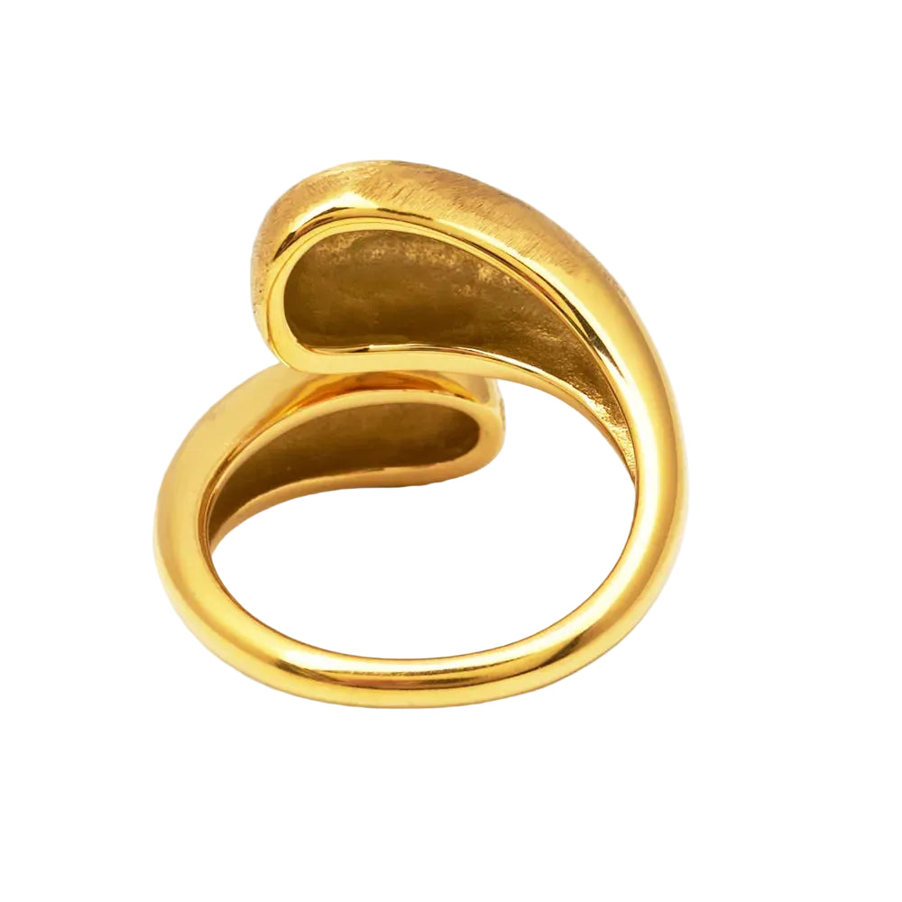anillo ajustable,grande, dorado y resistente al agua ideal para  completar look de nvitada a bodas, bautizos y comuniones. está confeccionado en acero hipoalergénico y es la idea de regalo perfecto para el día de la madre o amigo invisible. Gold plated stainless steel adjustable waterproof ring