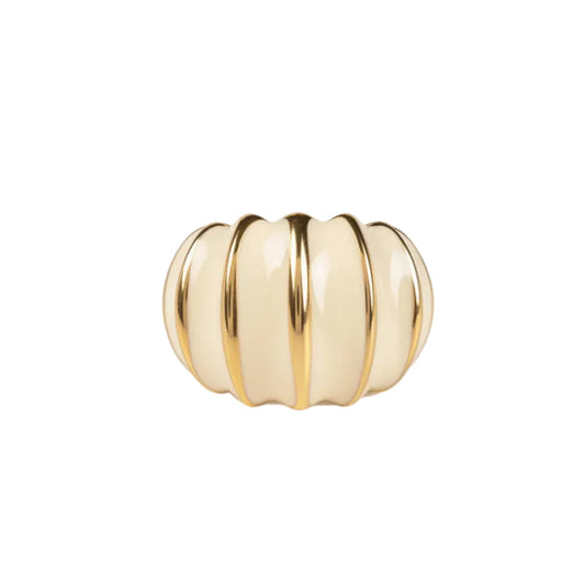 anillo ajustable,grande, dorado y esmaltado en crema. Es resistente al agua e ideal para  completar look de nvitada a bodas, bautizos y comuniones. está confeccionado en acero hipoalergénico y es la idea de regalo perfecto para el día de la madre o amigo invisible. Gold plated stainless steel adjustable waterproof ring