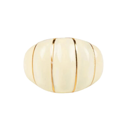 anillo ajustable,grande, dorado y esmaltado en crema. Es resistente al agua e ideal para  completar look de nvitada a bodas, bautizos y comuniones. está confeccionado en acero hipoalergénico y es la idea de regalo perfecto para el día de la madre o amigo invisible. Gold plated stainless steel adjustable waterproof ring