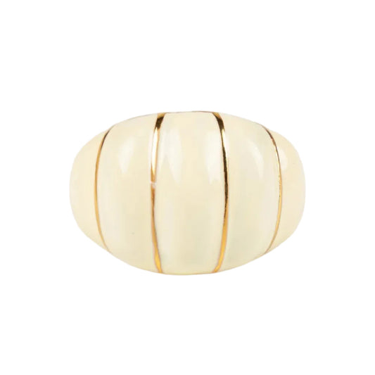 anillo ajustable,grande, dorado y esmaltado en crema. Es resistente al agua e ideal para  completar look de nvitada a bodas, bautizos y comuniones. está confeccionado en acero hipoalergénico y es la idea de regalo perfecto para el día de la madre o amigo invisible. Gold plated stainless steel adjustable waterproof ring