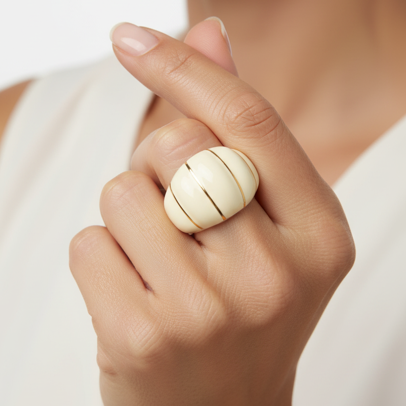 anillo ajustable,grande, dorado y esmaltado en crema. Es resistente al agua e ideal para  completar look de nvitada a bodas, bautizos y comuniones. está confeccionado en acero hipoalergénico y es la idea de regalo perfecto para el día de la madre o amigo invisible. Gold plated stainless steel adjustable waterproof ring