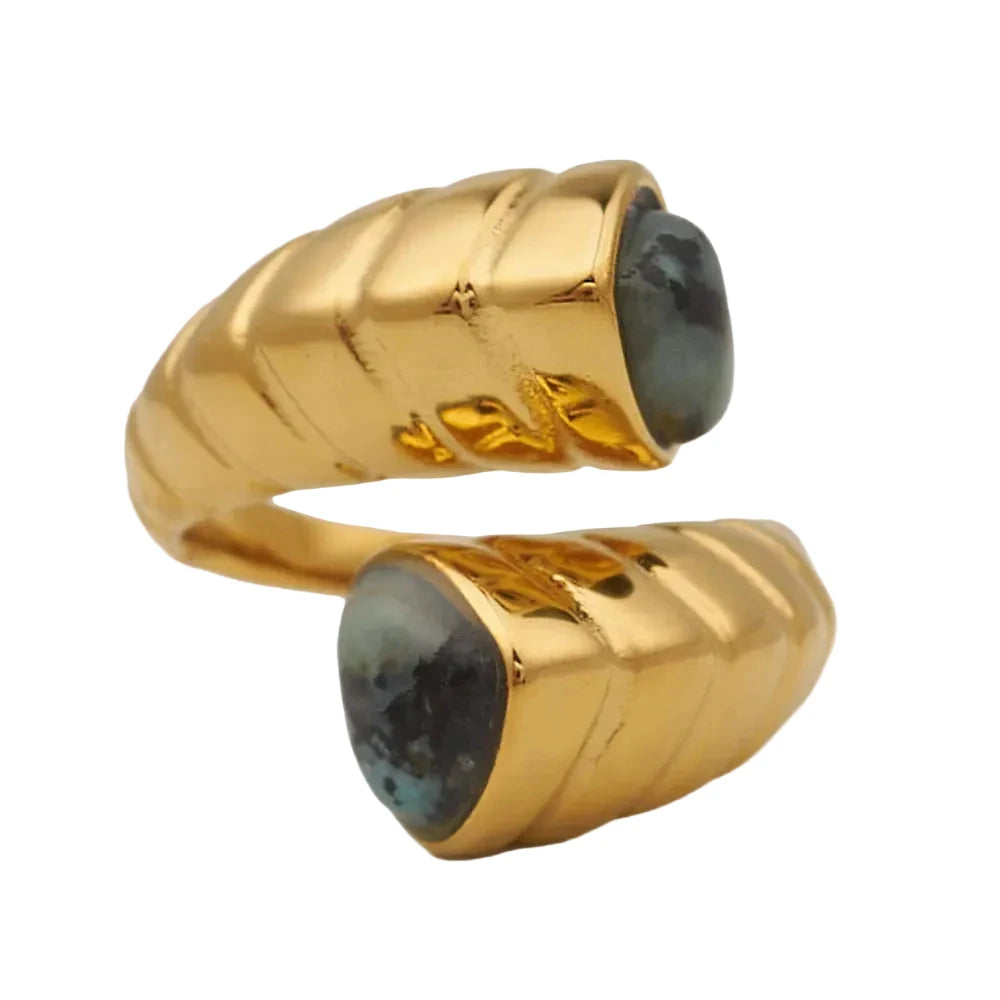 anillo boho ajustable,grande, dorado y resistente al agua ideal para  completar look de Invitada a bodas, bautizos y comuniones. está confeccionado en acero hipoalergénico y es la idea de regalo perfecto para el día de la madre o amigo invisible. Gold plated stainless steel adjustable waterproof ring