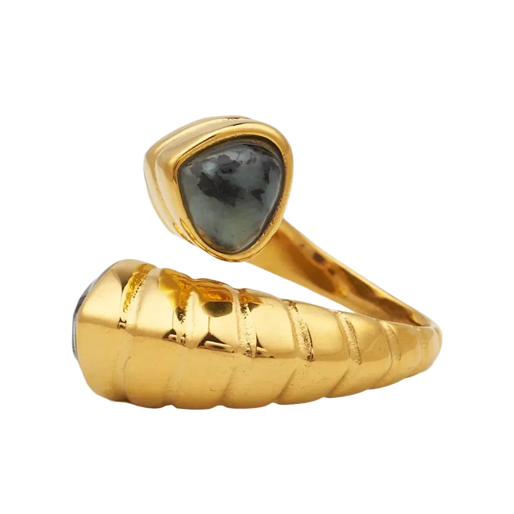 anillo boho ajustable,grande, dorado y resistente al agua ideal para  completar look de Invitada a bodas, bautizos y comuniones. está confeccionado en acero hipoalergénico y es la idea de regalo perfecto para el día de la madre o amigo invisible. Gold plated stainless steel adjustable waterproof ring