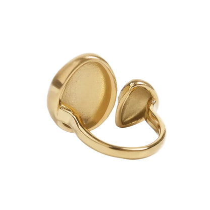 anillo ajustable,grande, dorado y resistente al agua ideal para  completar look de nvitada a bodas, bautizos y comuniones. está confeccionado en acero hipoalergénico y es la idea de regalo perfecto para el día de la madre o amigo invisible. Gold plated stainless steel adjustable waterproof ring
