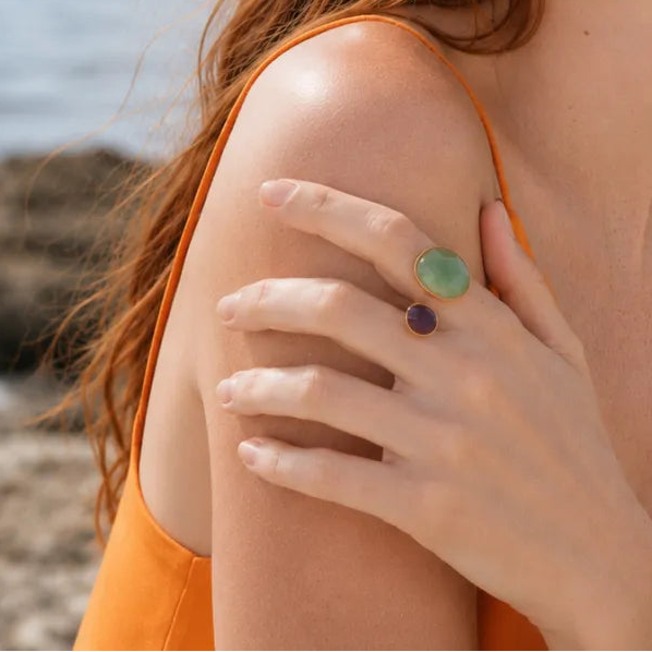 anillo ajustable,grande, dorado y resistente al agua ideal para  completar look de nvitada a bodas, bautizos y comuniones. está confeccionado en acero hipoalergénico y piedra natural y es la idea de regalo perfecto para el día de la madre o amigo invisible. Gold plated stainless steel adjustable waterproof ring
