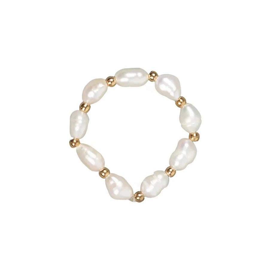 anillo boho ajustable porque es elástico. resistente al agua ideal para look hippy de verano. está confeccionado en acero hipoalergénico dorado y perlas de río y es la idea de regalo perfecto para el día de la madre o amigo invisible. Gold plated stainless steel adjustable waterproof pearl ring