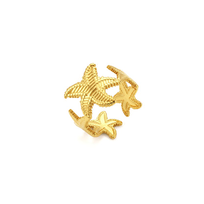 anillo ajustable para verano en forma de estrellas de mar. Puedes elegirlo en dorado o plateado y es resistente al agua. está confeccionado en acero hipoalergénico e inoxidable. Gold plated stainless steel adjustable waterproof satarfish ring. talla única ajustable. 