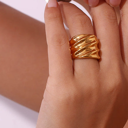 anillo dorado grueso con estrías tipo estilo años 90 y resistente al agua. está confeccionado en cadena de acero hipoalergénico con baño de oro y es perfecto para ring stacking. Gold plated stainless steel waterproof chunky ring
