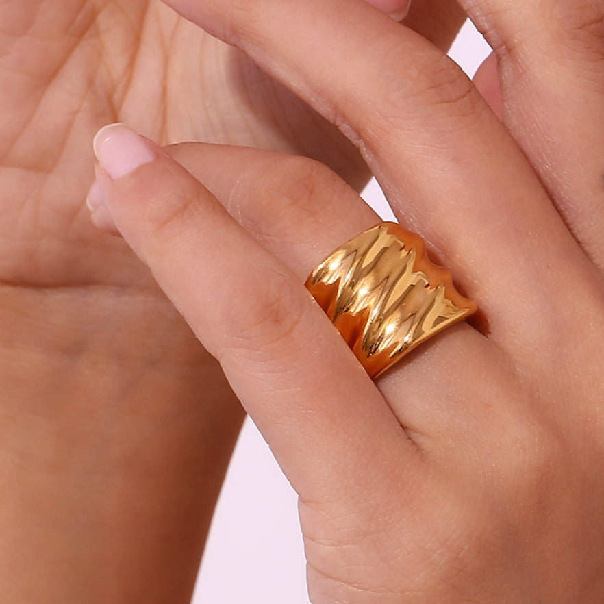 anillo dorado grueso con estrías tipo estilo años 90 y resistente al agua. está confeccionado en cadena de acero hipoalergénico con baño de oro y es perfecto para ring stacking. Gold plated stainless steel waterproof chunky ring