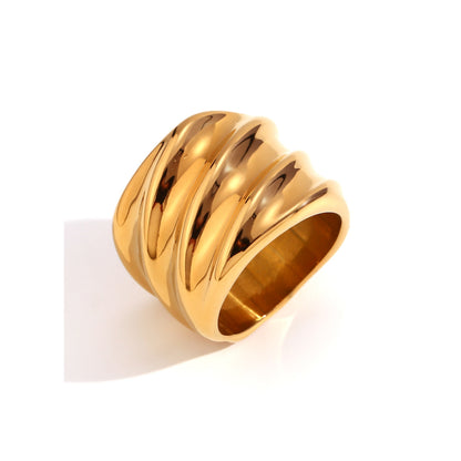 anillo dorado grueso con estrías tipo estilo años 90 y resistente al agua. está confeccionado en cadena de acero hipoalergénico con baño de oro y es perfecto para ring stacking. Gold plated stainless steel waterproof chunky ring