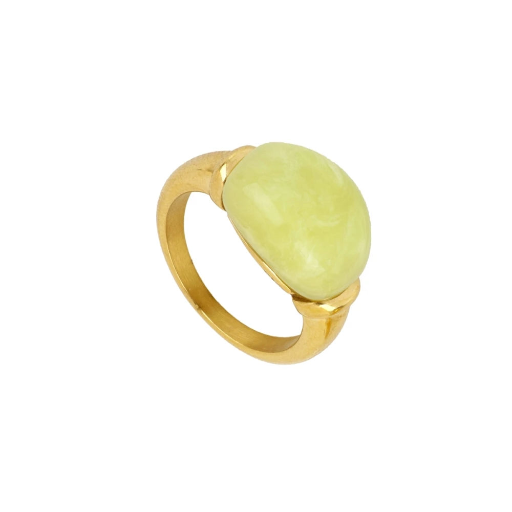 anillo grande, dorado y resistente al agua ideal para  completar look de nvitada a bodas, bautizos y comuniones. está confeccionado en acero hipoalergénico y piedra natural jade verde lima. es la idea de regalo perfecto para el día de la madre o amigo invisible. Gold plated stainless steel aterproof green stone ring