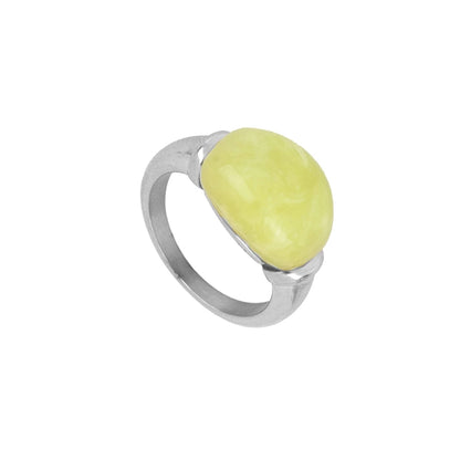 anillo grande, dorado y resistente al agua ideal para  completar look de nvitada a bodas, bautizos y comuniones. está confeccionado en acero hipoalergénico y piedra natural jade verde lima. es la idea de regalo perfecto para el día de la madre o amigo invisible. Gold plated stainless steel aterproof green stone ring
