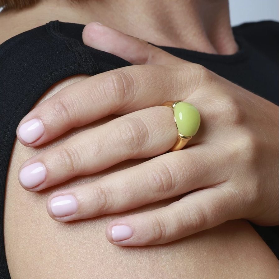 anillo grande, dorado y resistente al agua ideal para  completar look de nvitada a bodas, bautizos y comuniones. está confeccionado en acero hipoalergénico y piedra natural jade verde lima. es la idea de regalo perfecto para el día de la madre o amigo invisible. Gold plated stainless steel aterproof green stone ring