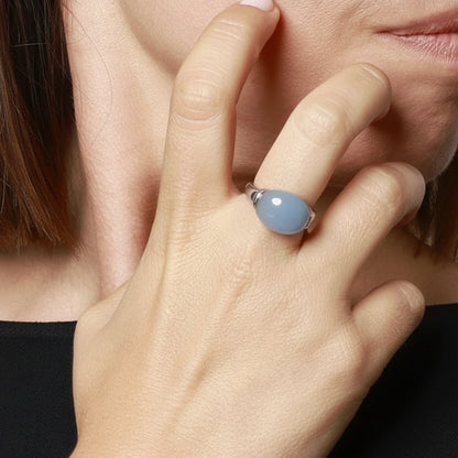 anillo grande, dorado y resistente al agua ideal para  completar look de nvitada a bodas, bautizos y comuniones. está confeccionado en acero hipoalergénico y piedra natural jade azul. es la idea de regalo perfecto para el día de la madre o amigo invisible. Gold plated stainless steel waterproof blue stone ring