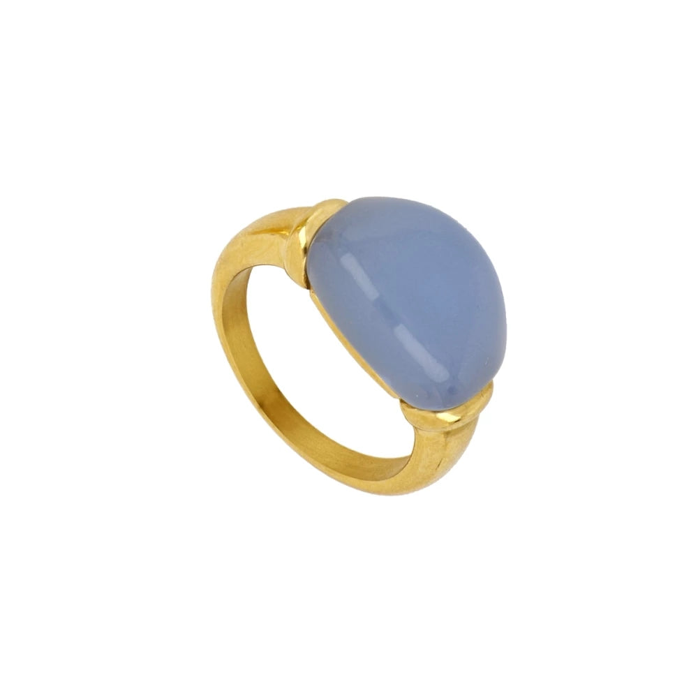 anillo grande, dorado y resistente al agua ideal para  completar look de nvitada a bodas, bautizos y comuniones. está confeccionado en acero hipoalergénico y piedra natural jade azul. es la idea de regalo perfecto para el día de la madre o amigo invisible. Gold plated stainless steel waterproof blue stone ring