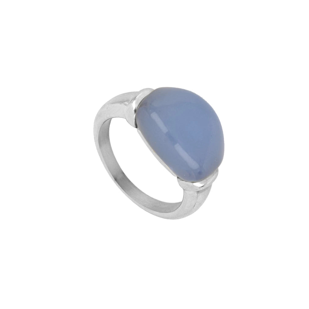 anillo grande, dorado y resistente al agua ideal para  completar look de nvitada a bodas, bautizos y comuniones. está confeccionado en acero hipoalergénico y piedra natural jade azul. es la idea de regalo perfecto para el día de la madre o amigo invisible. Gold plated stainless steel waterproof blue stone ring