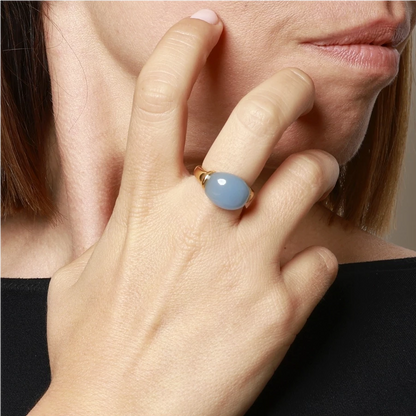 anillo grande, dorado y resistente al agua ideal para  completar look de nvitada a bodas, bautizos y comuniones. está confeccionado en acero hipoalergénico y piedra natural jade azul. es la idea de regalo perfecto para el día de la madre o amigo invisible. Gold plated stainless steel waterproof blue stone ring