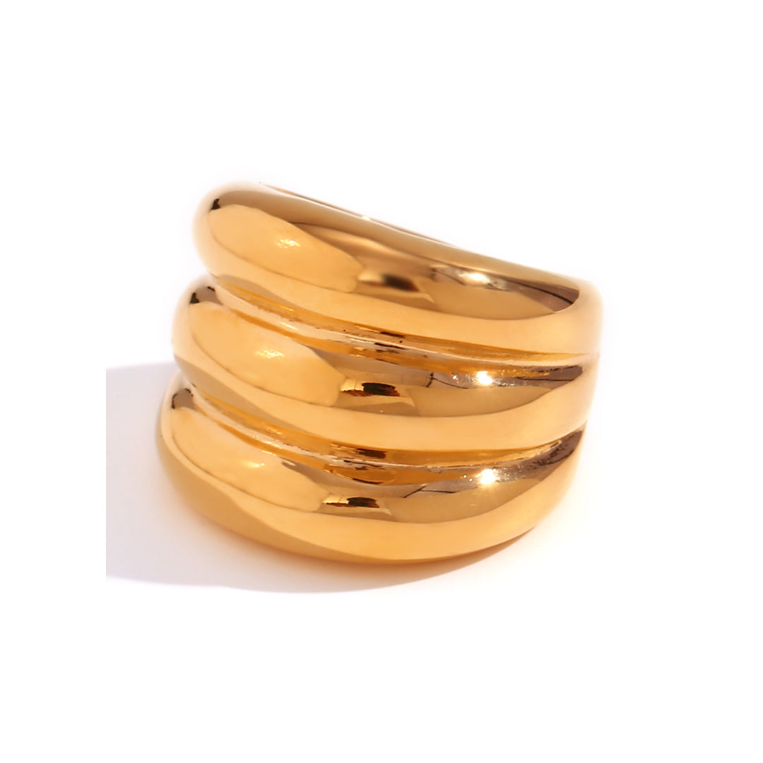 anillo dorado grueso pulido tipo sello estilo años 90 y resistente al agua. está confeccionado en cadena de acero hipoalergénico con baño de oro y es perfecto para ring stacking. Gold plated stainless steel waterproof chunky ring