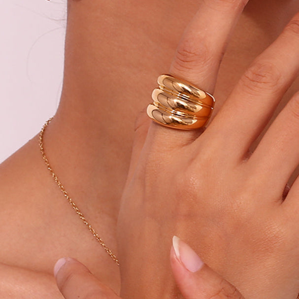anillo dorado grueso pulido tipo sello estilo años 90 y resistente al agua. está confeccionado en cadena de acero hipoalergénico con baño de oro y es perfecto para ring stacking. Gold plated stainless steel waterproof chunky ring