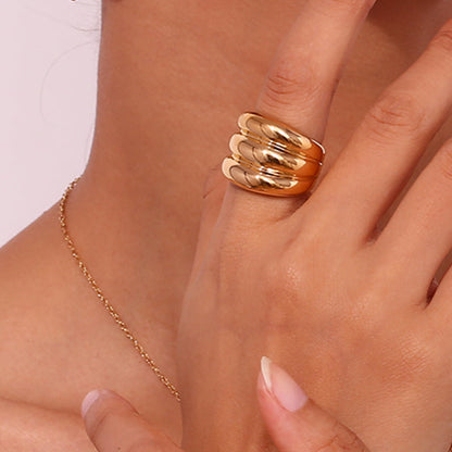 anillo dorado grueso pulido tipo sello estilo años 90 y resistente al agua. está confeccionado en cadena de acero hipoalergénico con baño de oro y es perfecto para ring stacking. Gold plated stainless steel waterproof chunky ring