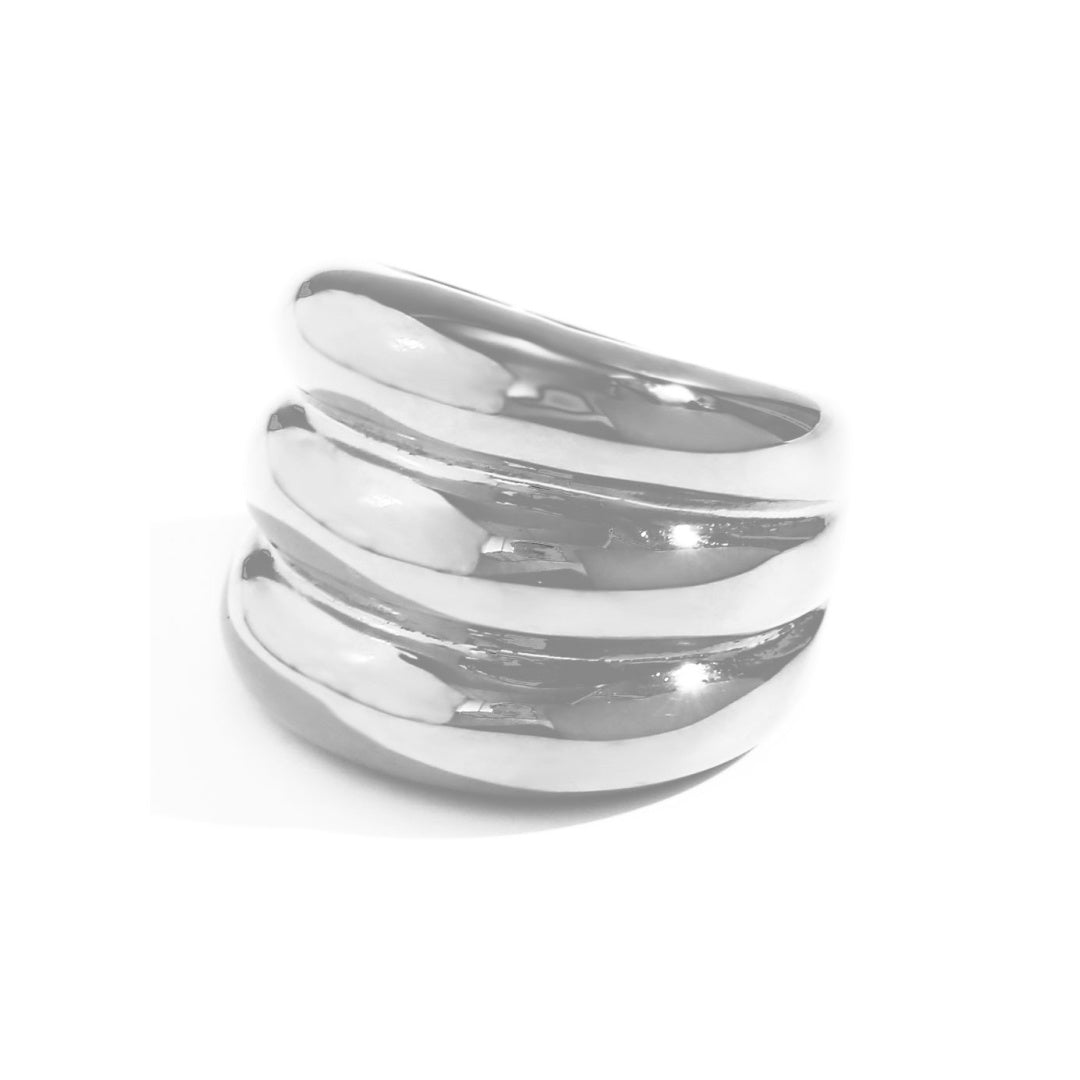 anillo dorado grueso pulido tipo sello estilo años 90 y resistente al agua. está confeccionado en cadena de acero hipoalergénico con baño de oro y es perfecto para ring stacking. Gold plated stainless steel waterproof chunky ring