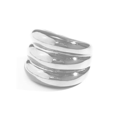 anillo dorado grueso pulido tipo sello estilo años 90 y resistente al agua. está confeccionado en cadena de acero hipoalergénico con baño de oro y es perfecto para ring stacking. Gold plated stainless steel waterproof chunky ring