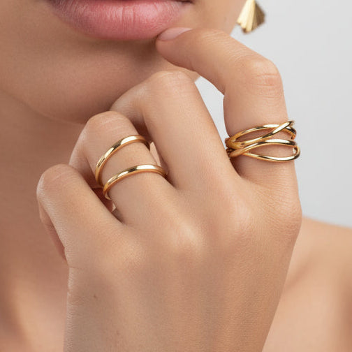 anillo entrelazado dorado Ancho y resistente al agua.. está confeccionado en acero hipoalergénico con baño de oro  o plata. Gold plated stainless steel waterproof  ring