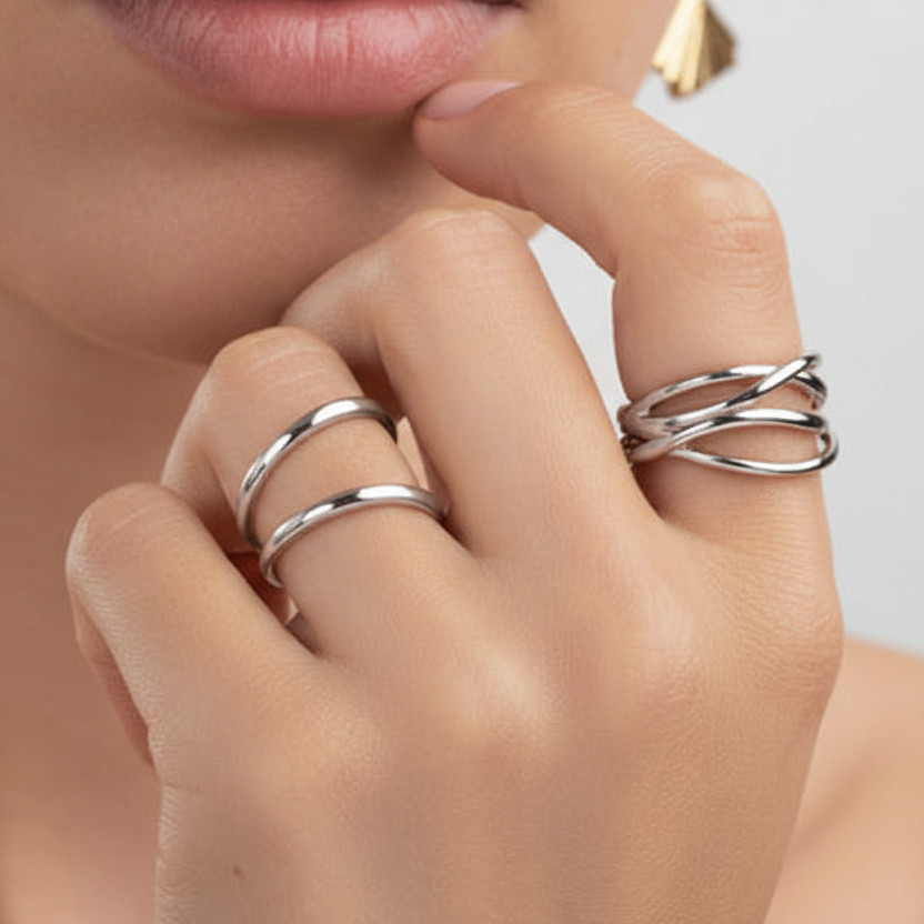 anillo entrelazado dorado Ancho y resistente al agua.. está confeccionado en acero hipoalergénico con baño de oro  o plata. Gold plated stainless steel waterproof  ring