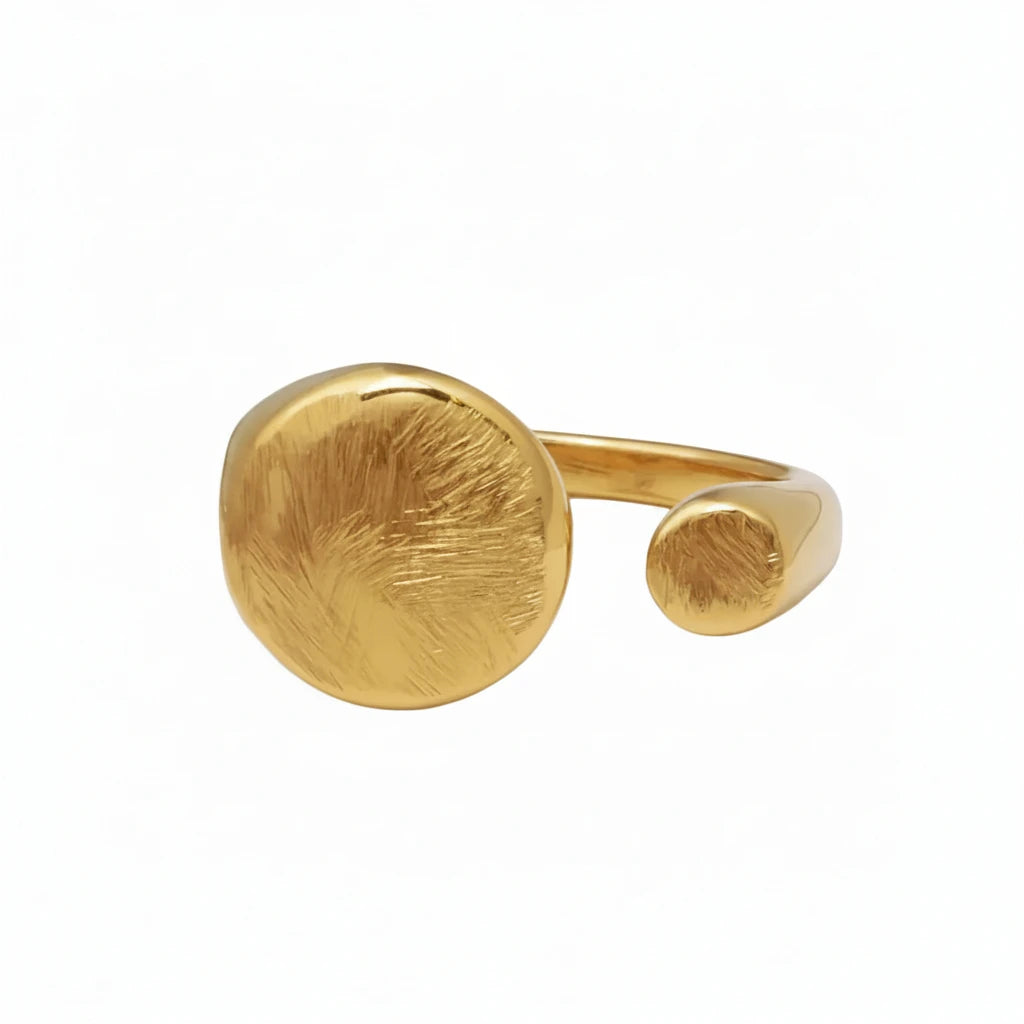 anillo boho ajustable,grande, dorado y resistente al agua ideal para  completar look de Invitada a bodas, bautizos y comuniones. está confeccionado en acero hipoalergénico y es la idea de regalo perfecto para el día de la madre o amigo invisible. Gold plated stainless steel adjustable waterproof ring