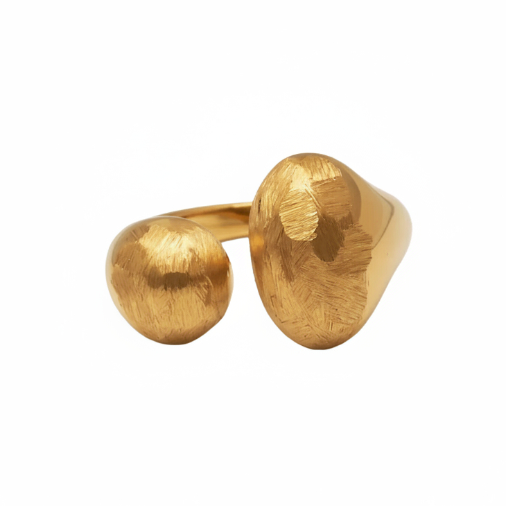 anillo boho ajustable,grande, dorado y resistente al agua ideal para  completar look de Invitada a bodas, bautizos y comuniones. está confeccionado en acero hipoalergénico y es la idea de regalo perfecto para el día de la madre o amigo invisible. Gold plated stainless steel adjustable waterproof ring