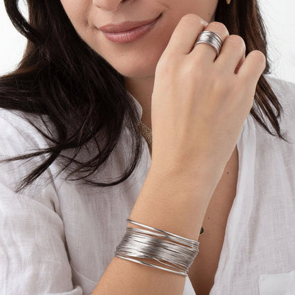 anillo ajustable, entrelazado, plateado Ancho y resistente al agua.. está confeccionado en acero hipoalergénico con baño de oro  o plata. Gold plated stainless steel adjustable waterproof ring