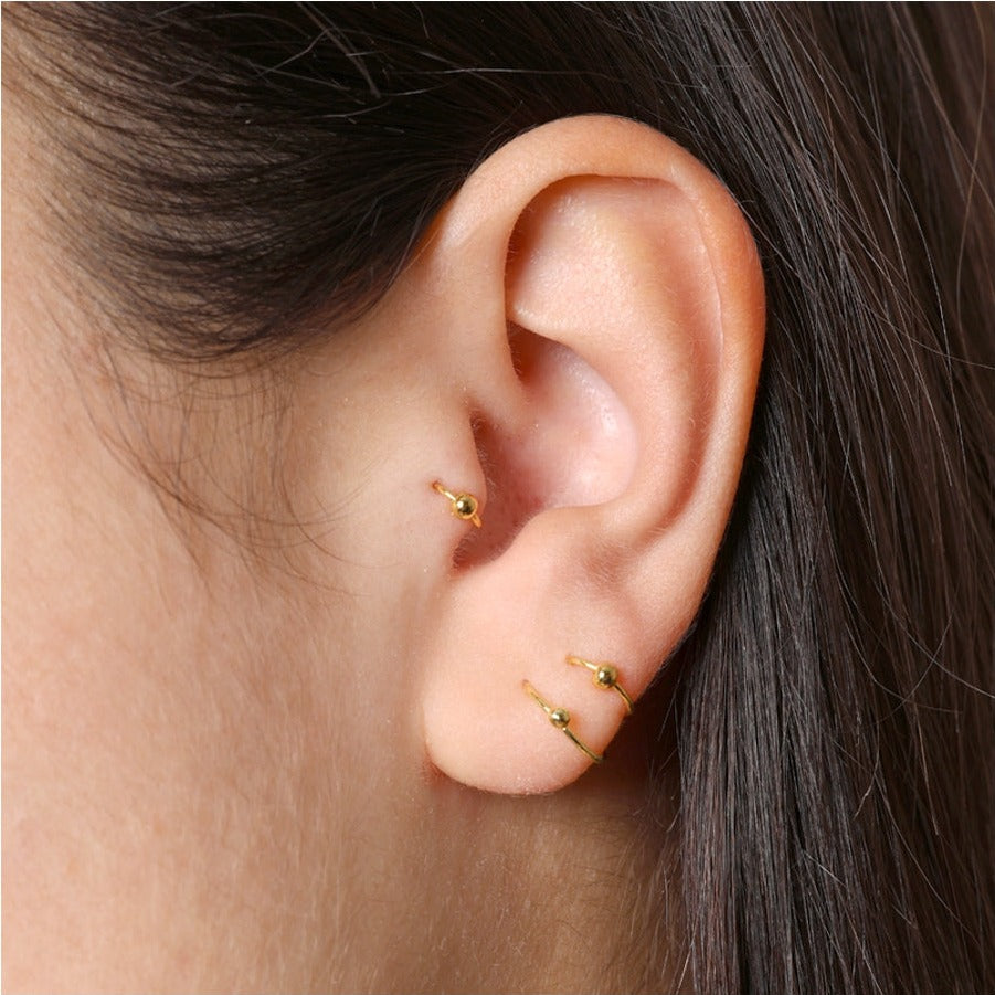 pendiente de aro flexible para piercing. Es hipoalergénico de plata con baño de oro 18 kilates. Perfecto para cartílago, tragus y helix