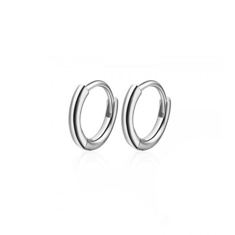 aros pequeños de piercing básicos con cierre fácil que están confeccinados en plata de ley con baño de oro 18 kilates. Gold plated sterling silver hoop earrings for helix piercing.