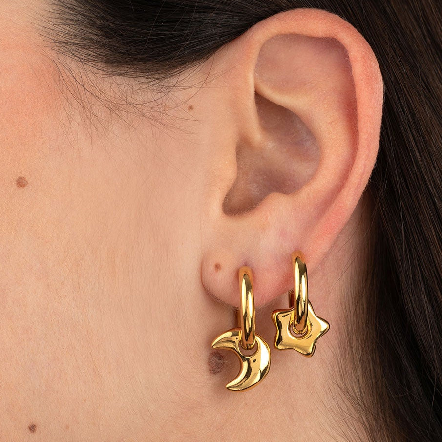 pendientes  largos de aro 2 en 1 resistentes al agua porque están confeccionados en acero inoxidable con baño de oro. Tienen un colgante intercambiable de estrella. Gold plated stainless Steel star pendant waterproof hoop earrings for piercing 