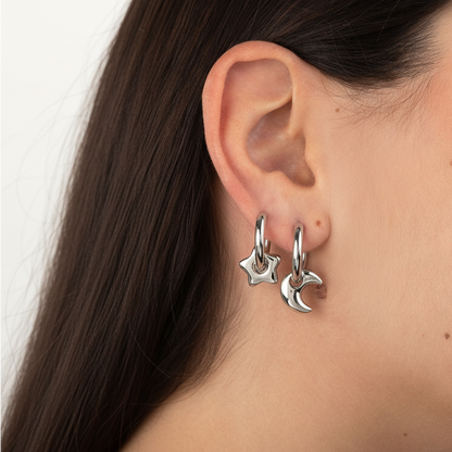 pendientes  largos de aro 2 en 1 resistentes al agua porque están confeccionados en acero inoxidable con baño de oro. Tienen un colgante intercambiable de estrella. Gold plated stainless Steel star pendant waterproof hoop earrings for piercing 