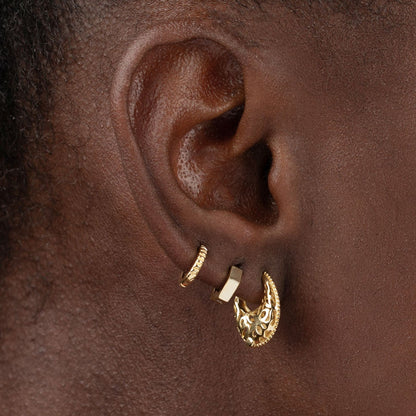 aro pequeño y grueso de forma hexagonal para piercing con cierre fácil a presión confeccionado en plata de ley y baño de oro 18 kilates que mide 8 mm. Gold plated sterling silver tiny small and chunky hoop helix piercing earring.