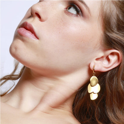 pendientes  largos de aro 2 en 1  con colgante de hojas de quita y pon. Son resistentes al agua porque están confeccionados en acero inoxidable con baño de oro. Tienen un colgante intercambiable de cuatro hojas. Gold plated stainless Steel long leaves waterproof hoop earrings for piercing.